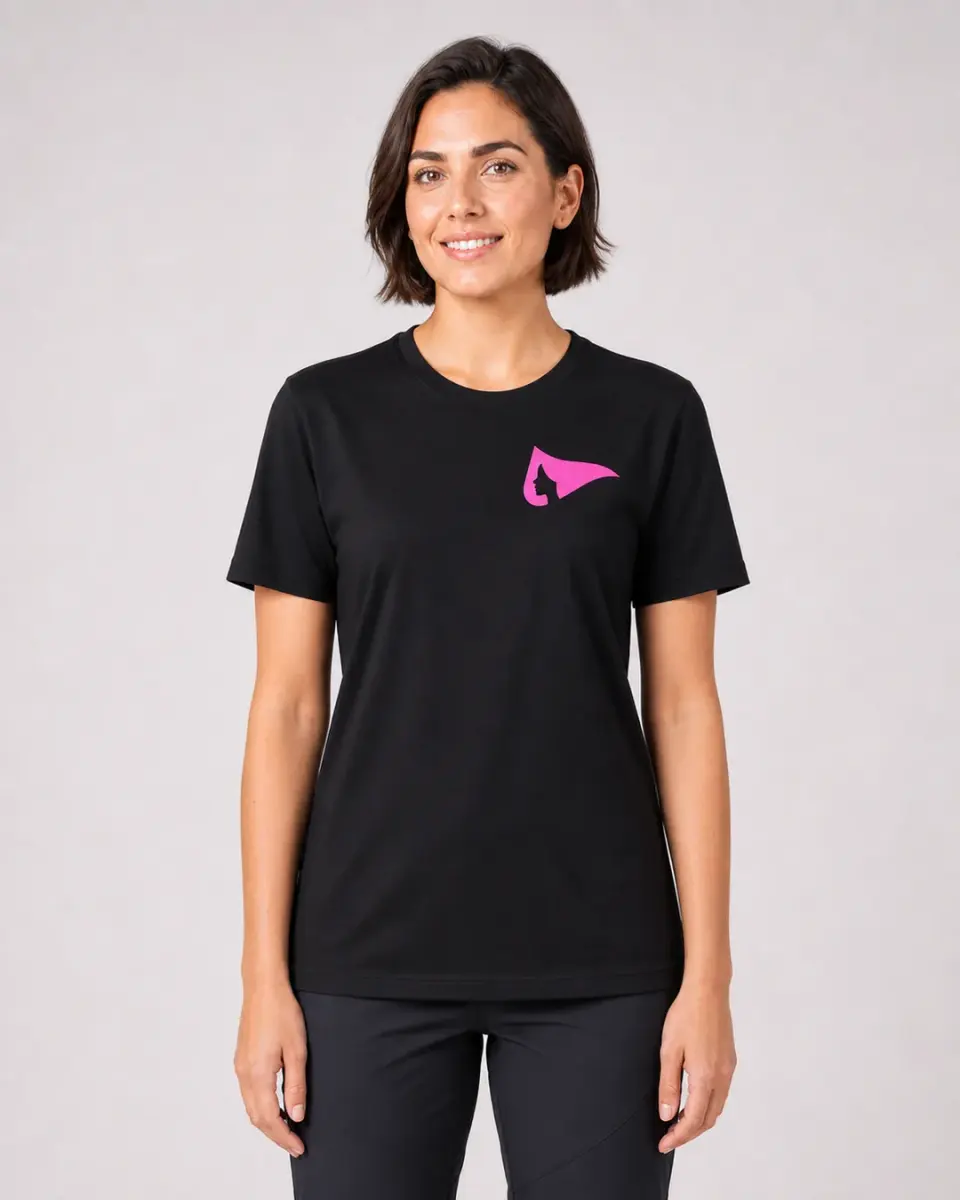 Camiseta Fem. Estampa Peito — Preta